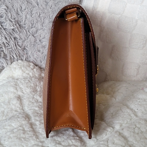 Louis Vuitton Epi Leather Sellier Dragonne Clutch-Crossbody.. Authentic..!!! - Picture 5 of 16